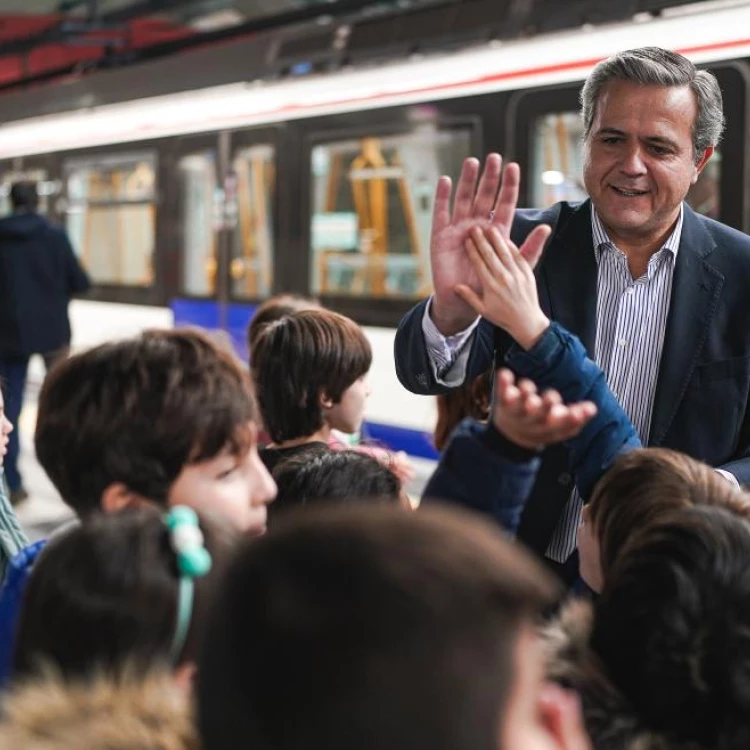 Imagen relacionada de aulametro madrid transporte publico estudiantes