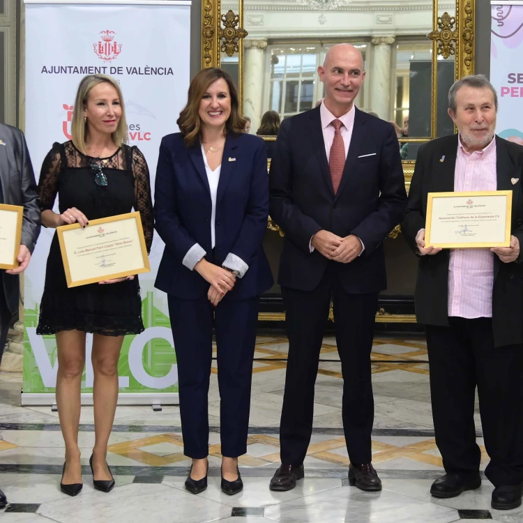 Imagen relacionada de reconocimiento a personas mayores en valencia