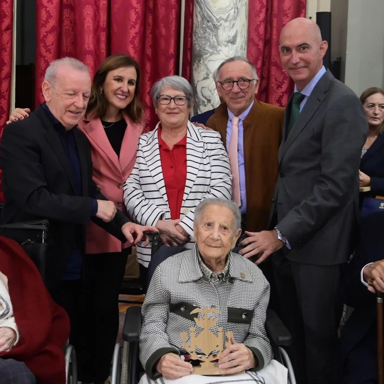 Imagen relacionada de homenaje centenarios valencia semana personas mayores