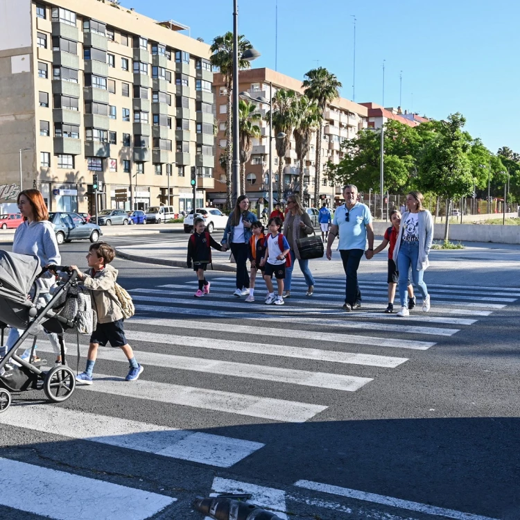 Imagen relacionada de la policia local de valencia trabaja para proteger a los peatones