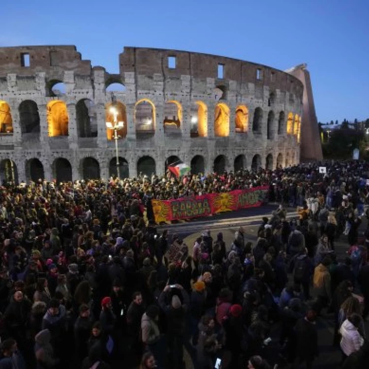 Imagen relacionada de manifestaciones en italia por el dia internacional para la eliminacion de la violencia contra la mujer