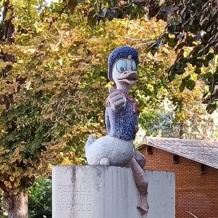 Imagen relacionada de recuperada escultura homenaje walt disney valencia