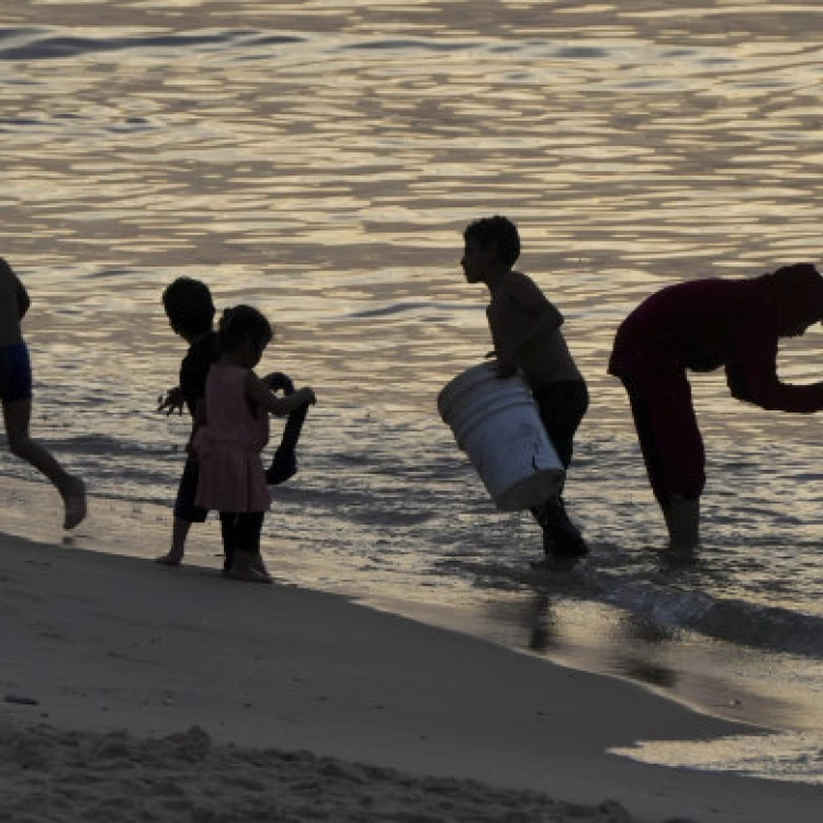 Imagen relacionada de desplazados gaza respiro playa