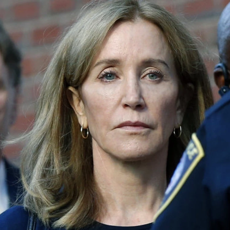 Imagen relacionada de felicity huffman pago resultados examenes escandalo admisiones