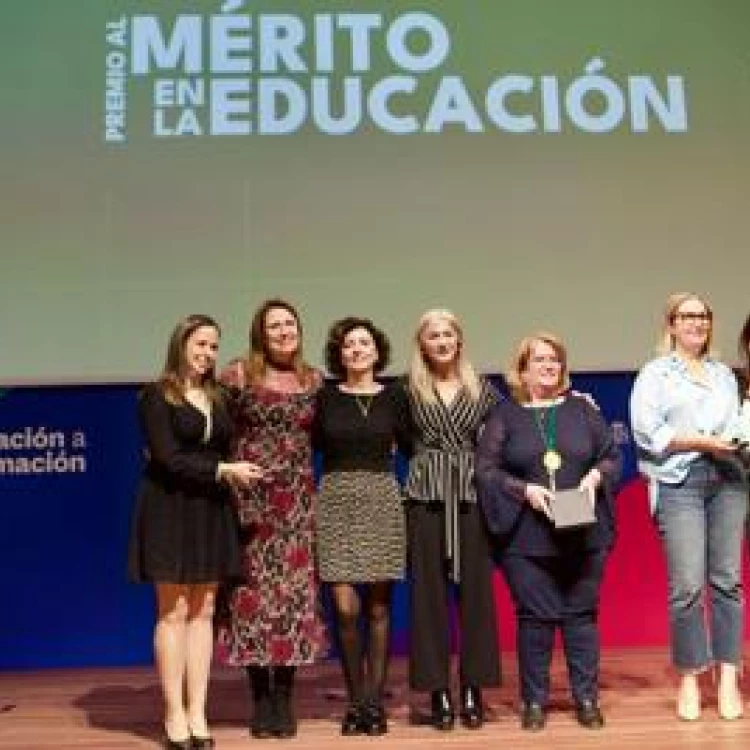 Imagen relacionada de premios merito educacion andalucia