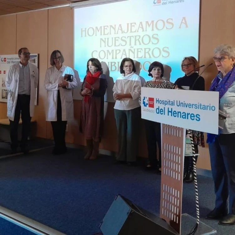 Imagen relacionada de emotiva celebracion honor profesionales jubilados hospital henares