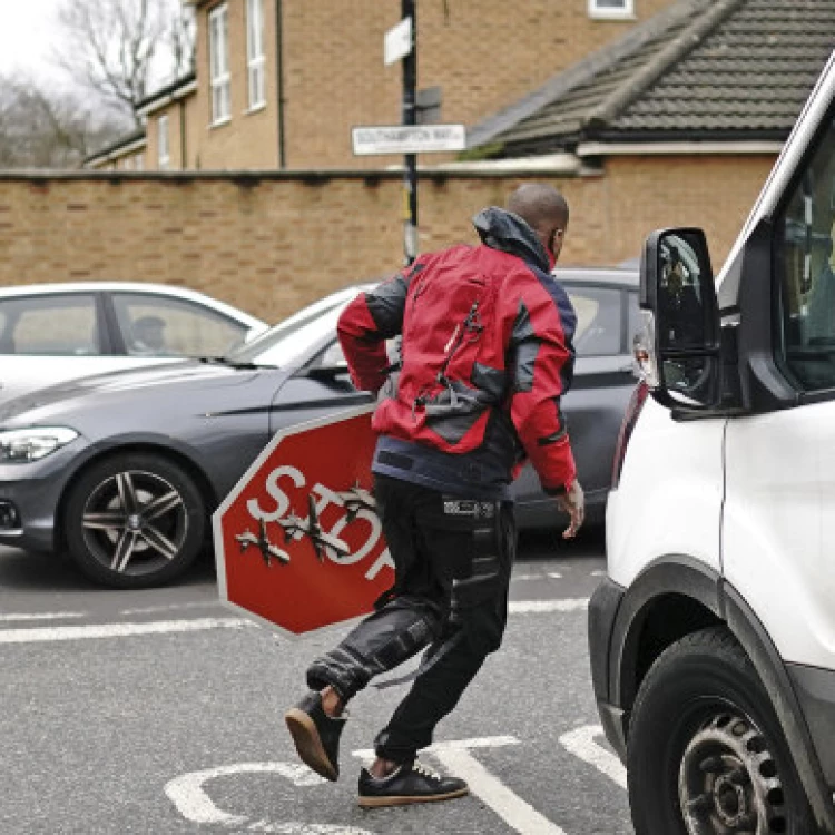 Imagen relacionada de arrestado hombre robo obra banksy londres