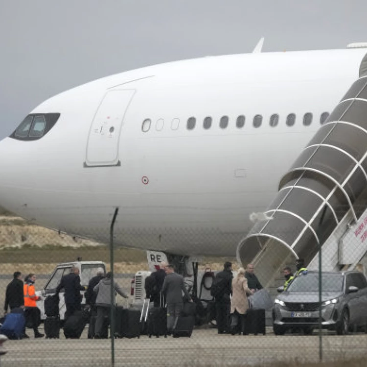 Imagen relacionada de vuelo charter investigacion trafico humano despega francia india