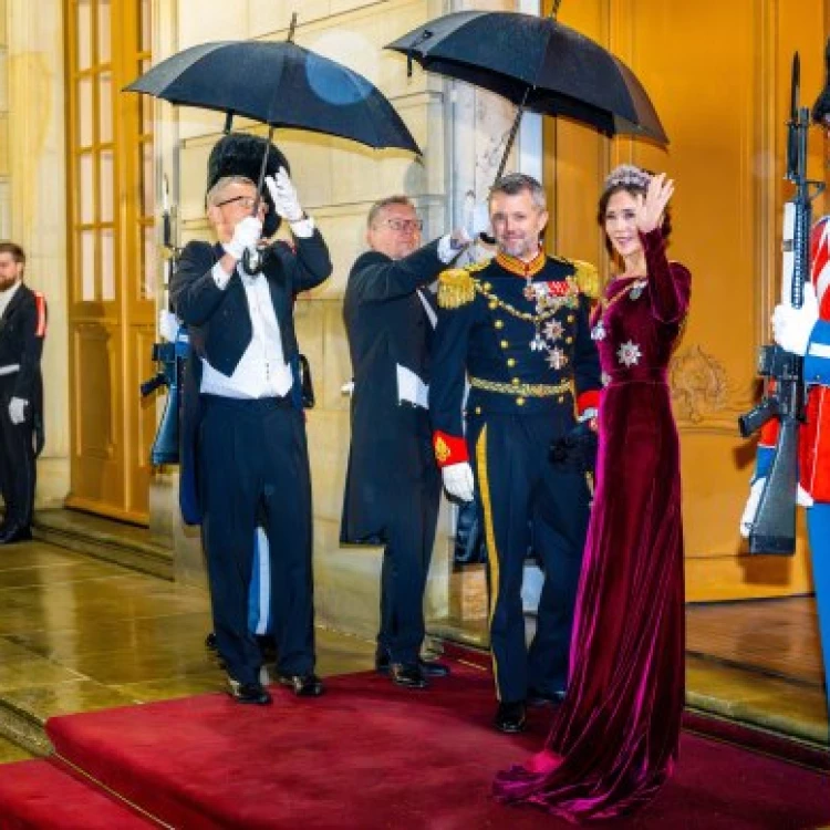 Imagen relacionada de frederik y mary aclamados en su primera aparicion desde la abdicacion de la reina margrethe