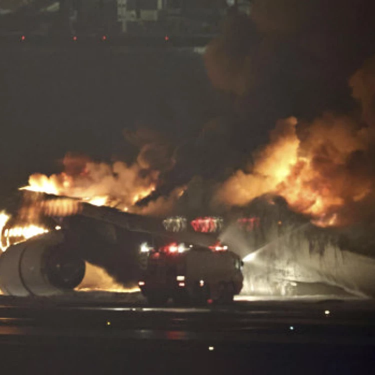 Imagen relacionada de colision aeropuerto haneda pasajeros avion japan airlines salvan milagrosamente fuego