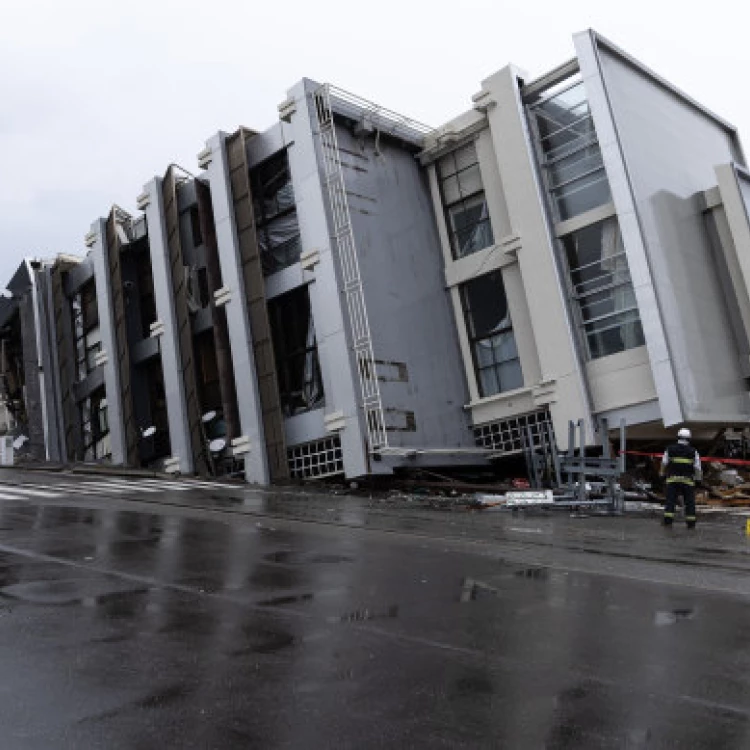 Imagen relacionada de rescatistas japoneses buscan sobrevivientes tras terremoto en japon