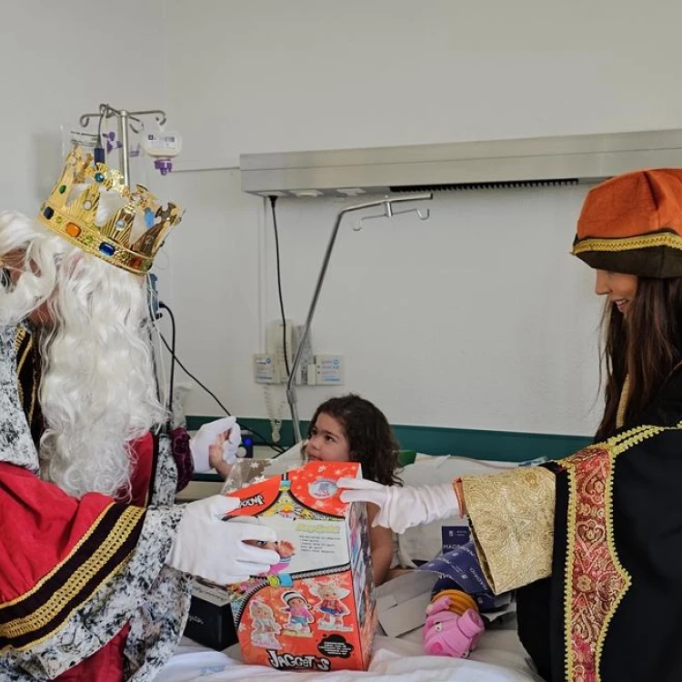 Imagen relacionada de reyes magos reparten regalos hospital 12 octubre