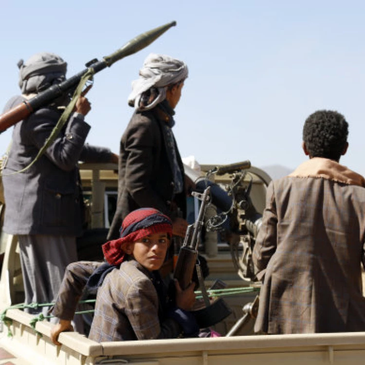 Imagen relacionada de houthis disparan misil destructor mar rojo