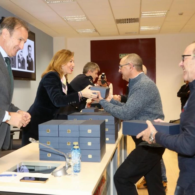 Imagen relacionada de homenaje agentes policia local zaragoza labor seguridad ciudadana