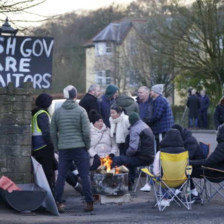 Imagen relacionada de protestas en roscrea por decision de albergar solicitantes de asilo en hotel local