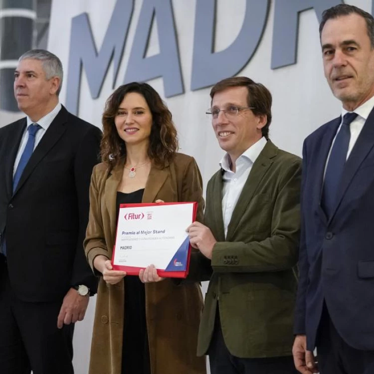 Imagen relacionada de isabel diaz ayuso recibe premio mejor estand fitur madrid