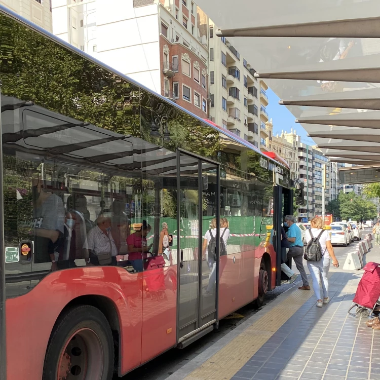 Imagen relacionada de emt valencia recupera objetos perdidos autobuses 2023