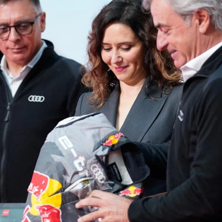 Imagen relacionada de isabel diaz ayuso homenaje sainz cruz dakar 2024 madrid