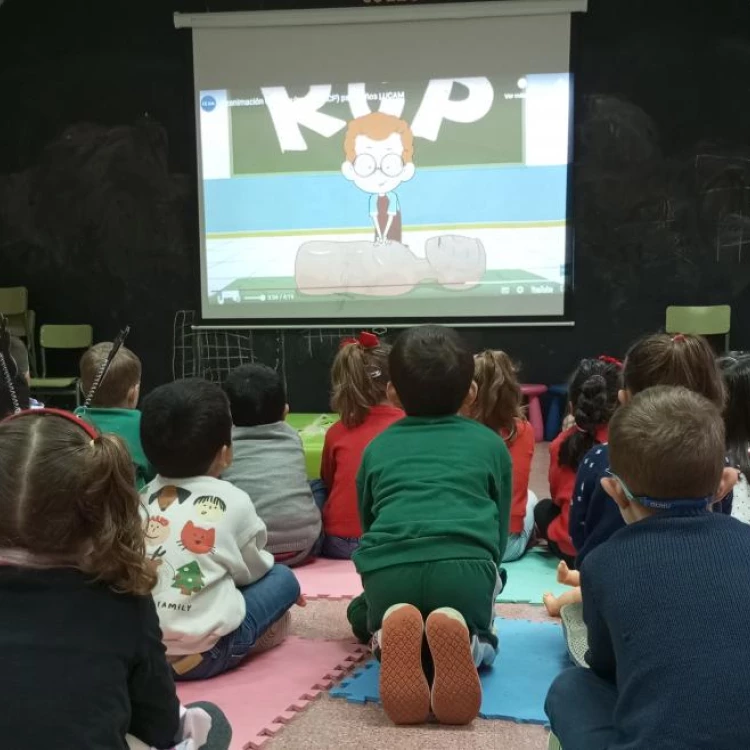 Imagen relacionada de escolares aprenden primeros auxilios