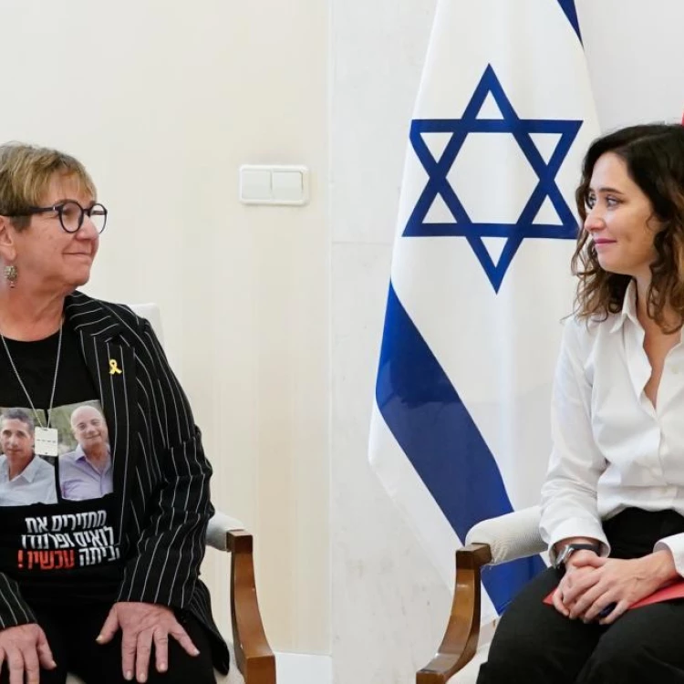 Imagen relacionada de presidenta comunidad madrid recibe ciudadana israeli secuestrada hamas