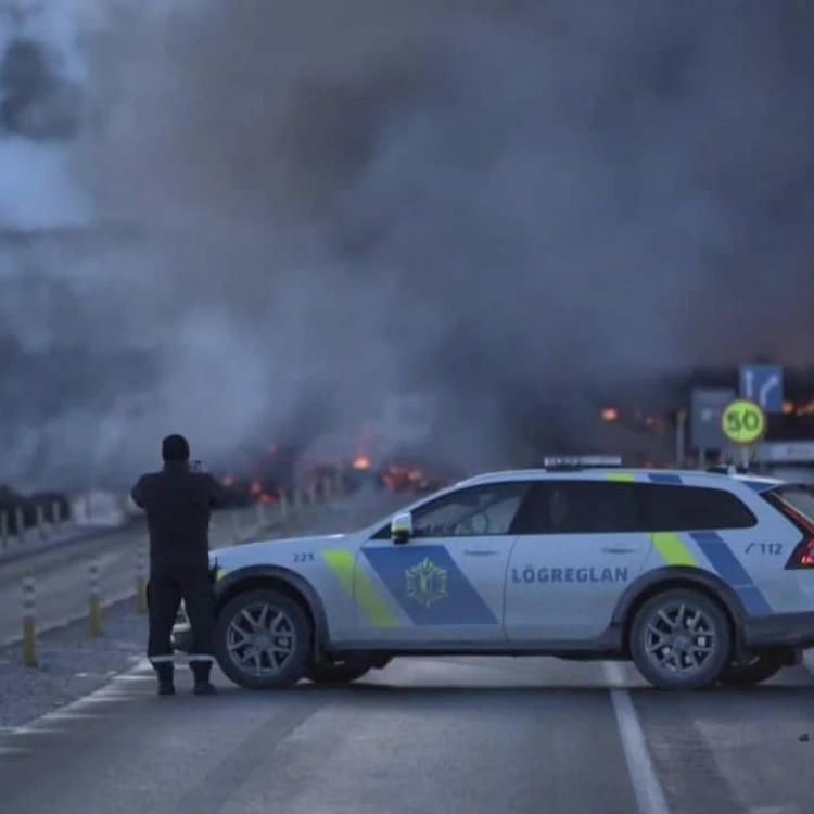 Imagen relacionada de laguna azul islandia evacuada erupcion volcanica