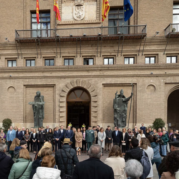 Imagen relacionada de minuto de silencio en zaragoza por asesinato de guardias civiles