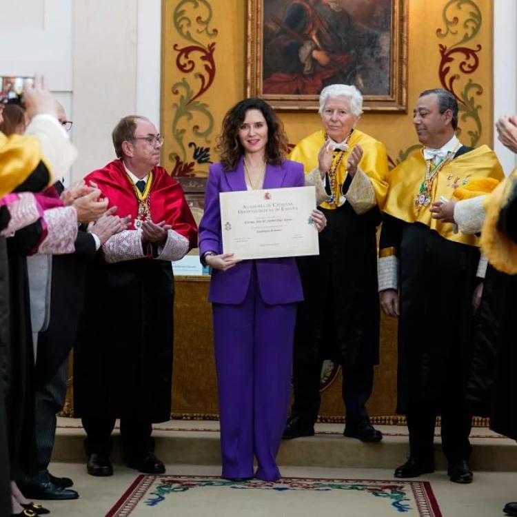 Imagen relacionada de isabel diaz ayuso recibe medalla acodes