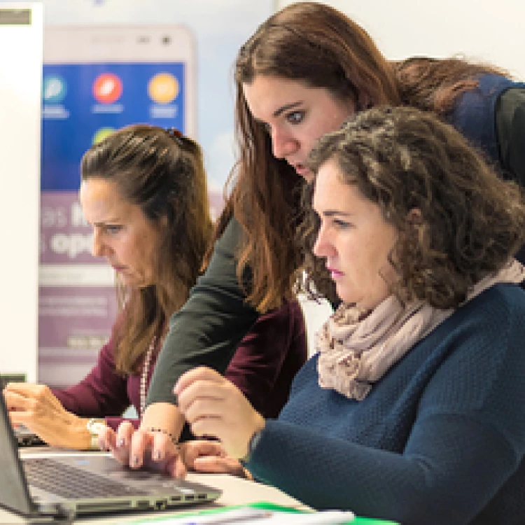 Imagen relacionada de mas de 6500 alumnos finalizan curso capacitacion digital andalucia