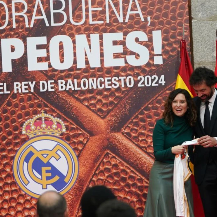 Imagen relacionada de isabel diaz ayuso felicita real madrid baloncesto copa rey