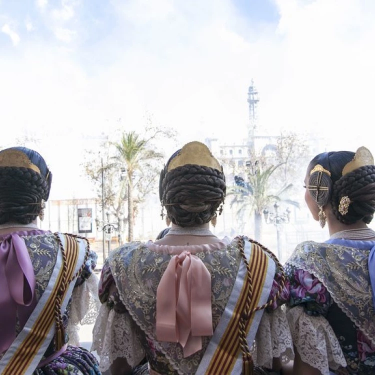 Imagen relacionada de sorteadas 380 invitaciones para ver la mascleta desde el balcon municipal en valencia