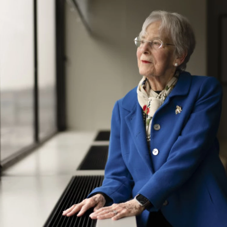 Imagen relacionada de mujer de 93 anos dona fortuna escuela medicina nueva york