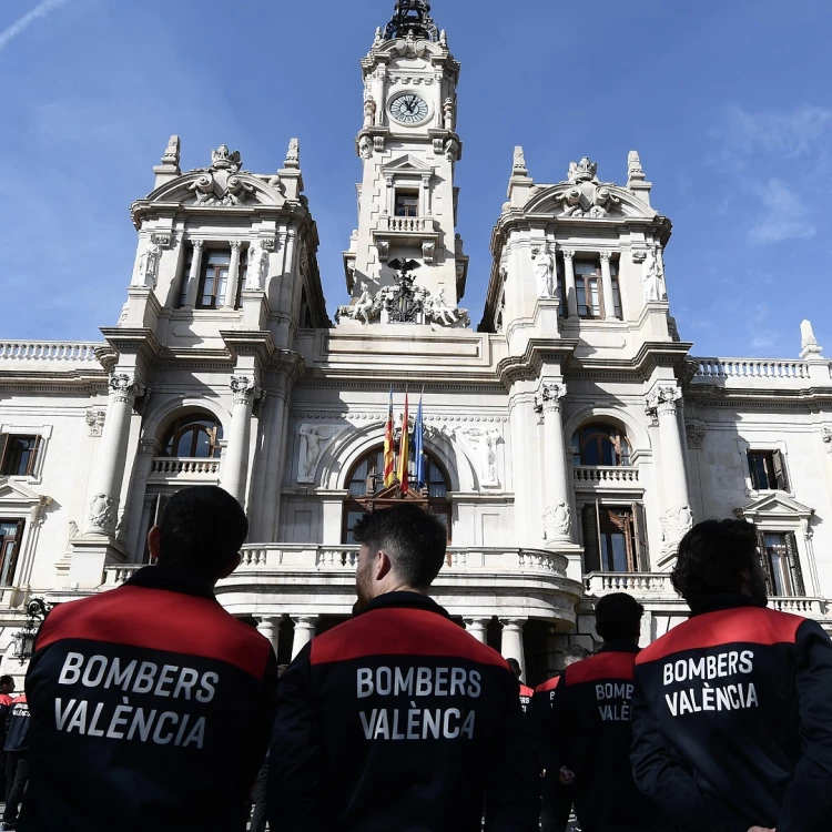 Imagen relacionada de movilizacion profesionales ayuntamiento valencia incendio campanar