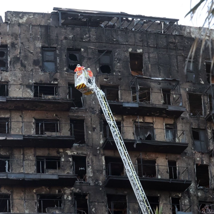 Imagen relacionada de operativo limpieza zona incendio campanar valencia