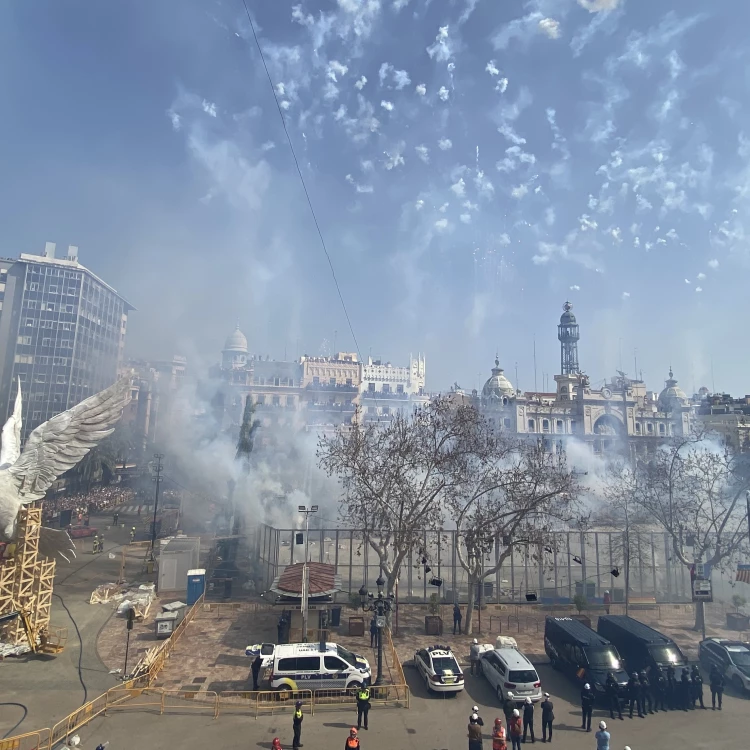 Imagen relacionada de exito rotundo en valencia con la mascleta de pirotecnia zarzoso