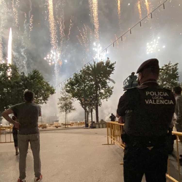 Imagen relacionada de despliegan dispositivo especial policia local valencia fallas