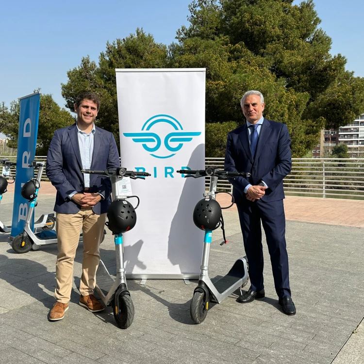 Imagen relacionada de nueva empresa de patinetes electricos con casco integrado llega a zaragoza