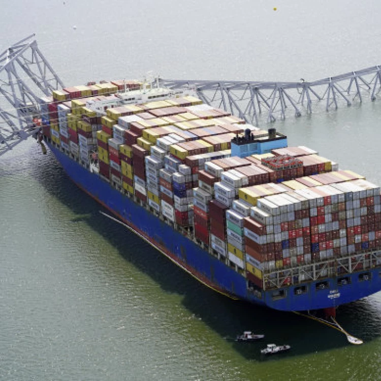 Imagen relacionada de barco choca contra puente en baltimore