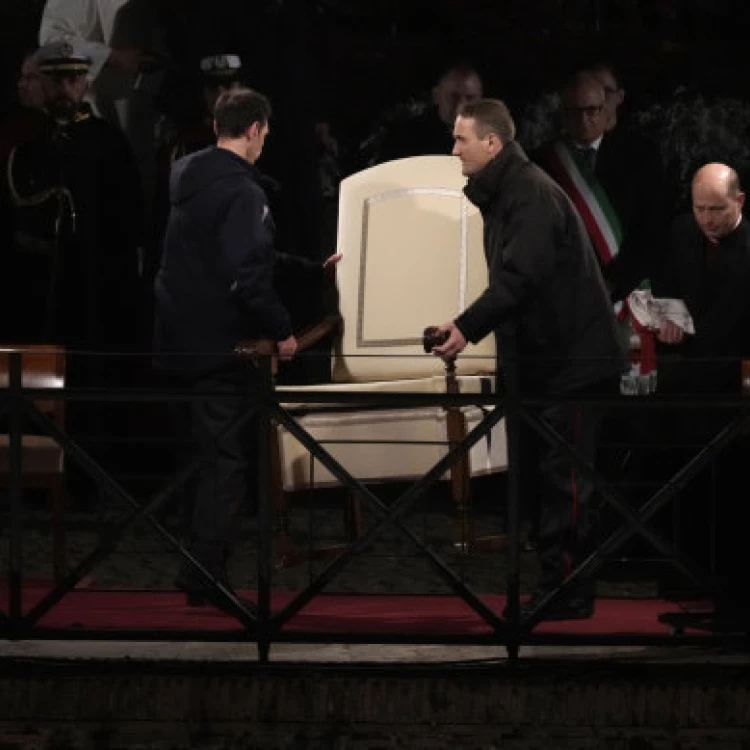 Imagen relacionada de pope francis ausente procesion viernes santo roma