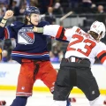 Imagen relacionada de increible pelea en partido de hockey entre new york rangers y new jersey devils