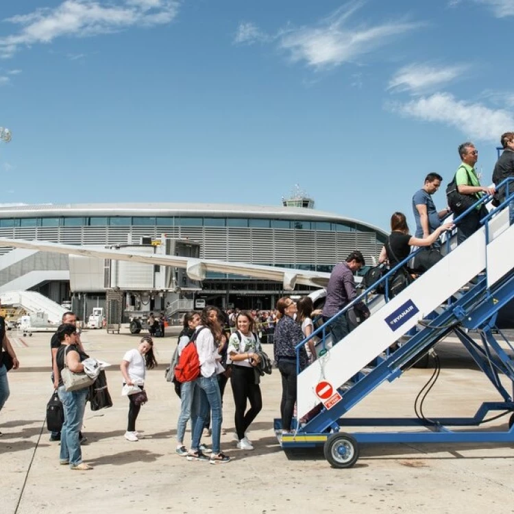 Imagen relacionada de valencia ciudad conectada mas 100 destinos verano