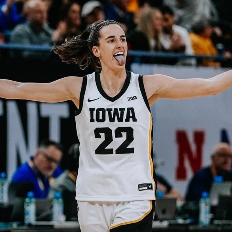 Imagen relacionada de caitlin clark la leyenda del basquetbol femenino universitario