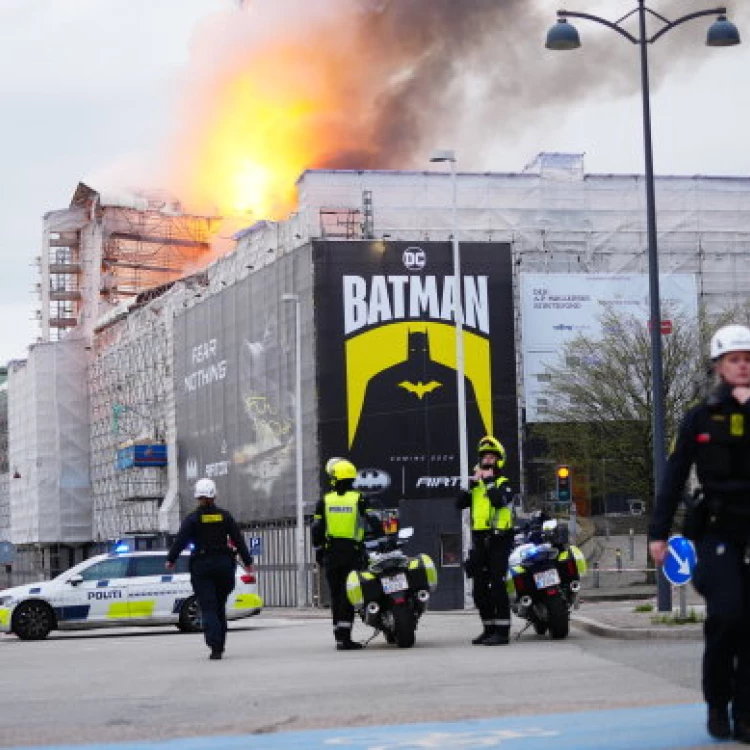 Imagen relacionada de incendio antigua bolsa copenhague destruye aguja