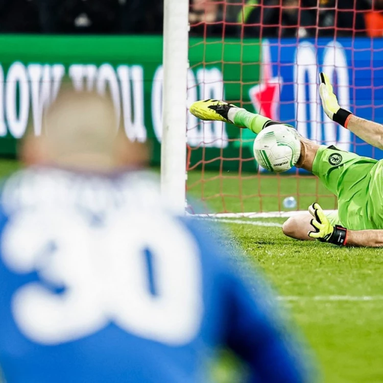 Imagen relacionada de emiliano martinez brilla clasifica aston villa semifinales conference league