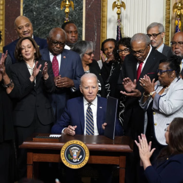 Imagen relacionada de biden honra emmett till critica prohibicion libros