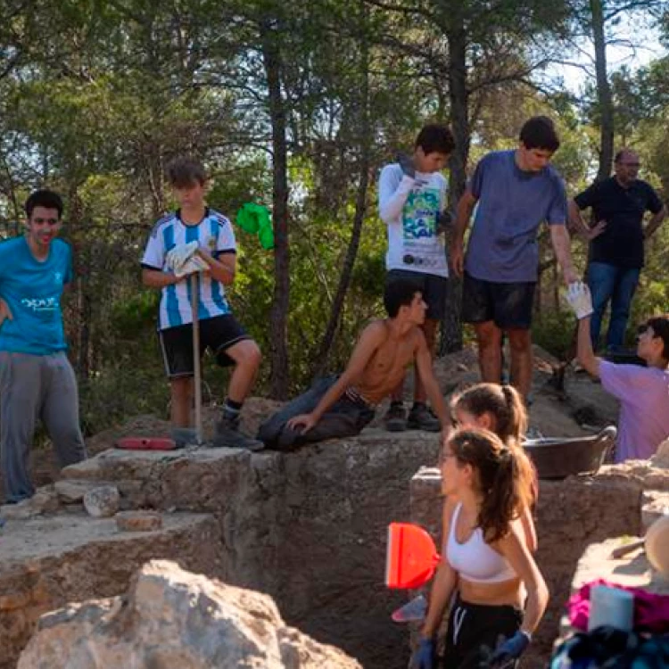 Imagen relacionada de campos trabajo verano cataluna