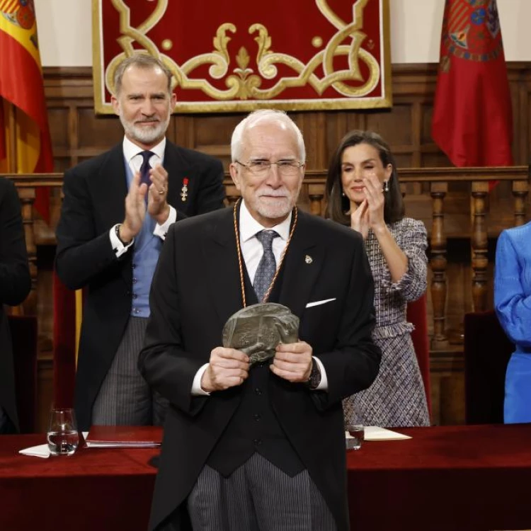 Imagen relacionada de isabel diaz ayuso entrega premio cervantes luis mateo diez madrid