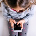 Imagen relacionada de preocupacion por smartphones infancia