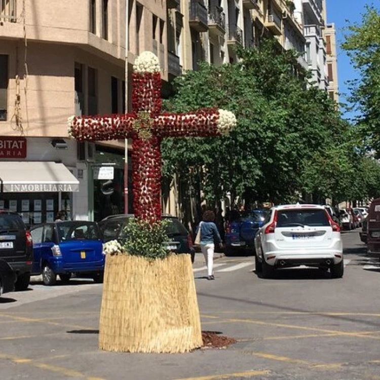 Imagen relacionada de instalacion cruz mayo valencia