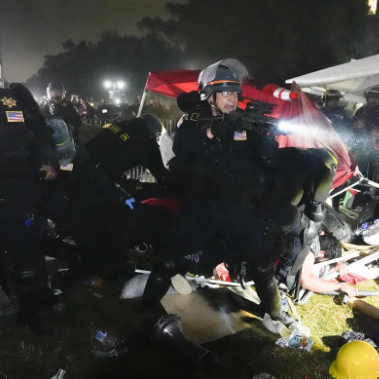 Imagen relacionada de policia irrumpe en campamento protesta pro palestina en la universidad de california en los angeles