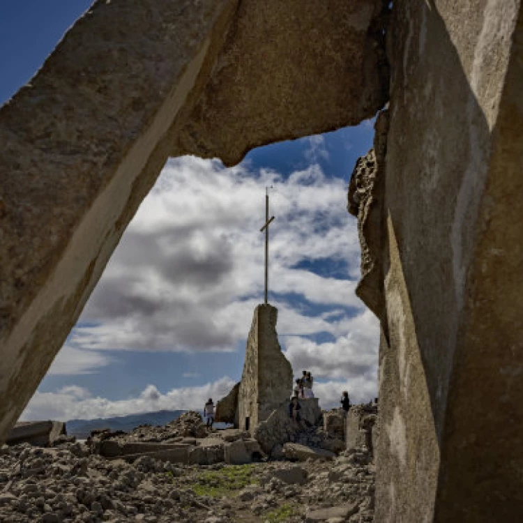 Imagen relacionada de ruinas pueblo filipinas sequia